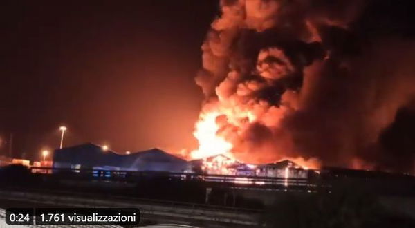 Il video dell’enorme incendio divampato stanotte nel porto di Ancona