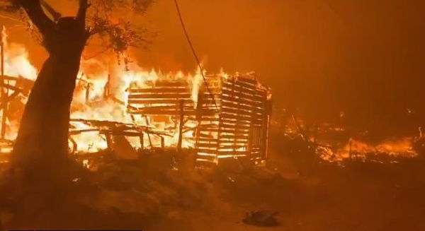 Moria, il principale campo per migranti della Grecia, sta andando a fuoco