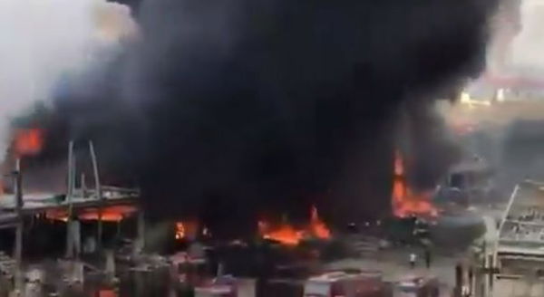 Paura a Beirut, incendio al porto: «Non ci sono rischi di esplosioni»