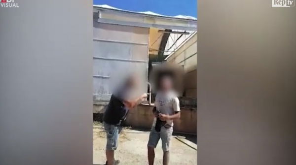 Il video del lavoratore agricolo che vuole denunciare il caporale e che viene picchiato