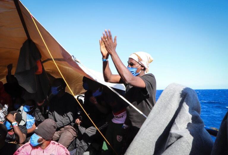 La migrante positiva al Covid che ha partorito sull’elicottero che la stava trasferendo a Palermo