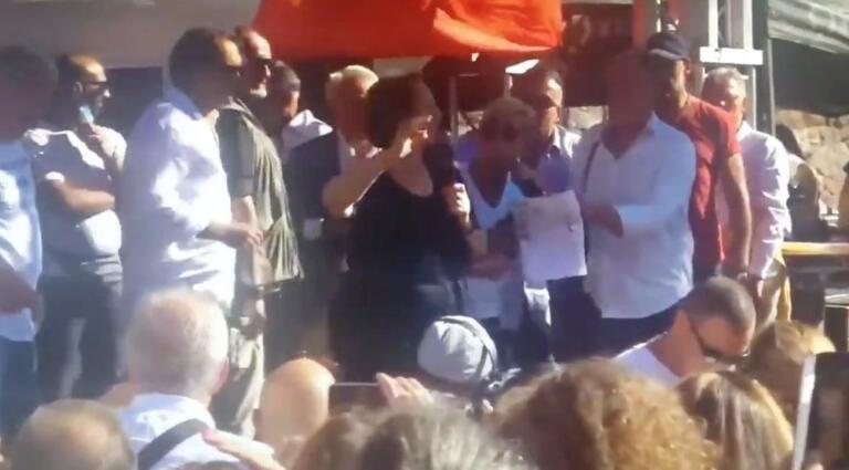 Quando i negazionisti del Covid hanno avuto bisogno di un dottore durante la manifestazione