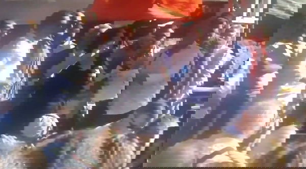 Quando i negazionisti del Covid hanno avuto bisogno di un dottore durante la manifestazione