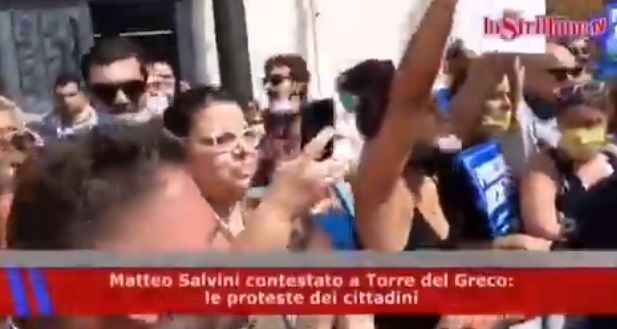 Torre del Greco, Salvini contestato tra fischi e pomodori: «Ringrazio le signore che mi hanno restituito il Rosario strappato»