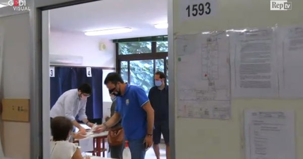 Salvini rimproverato al seggio: «Non ha sanificato le mani» | VIDEO