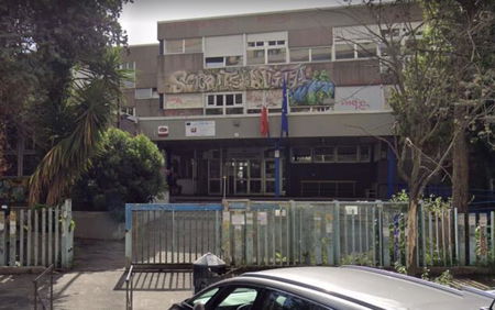 La vicepreside: «No alla gonna, attirate sguardi dei docenti maschi», protesta femminista in un liceo romano article-post