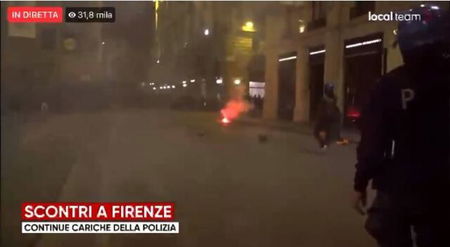 Scontri a Firenze, lancio di molotov contro la polizia: gli agenti caricano i manifestanti article-post