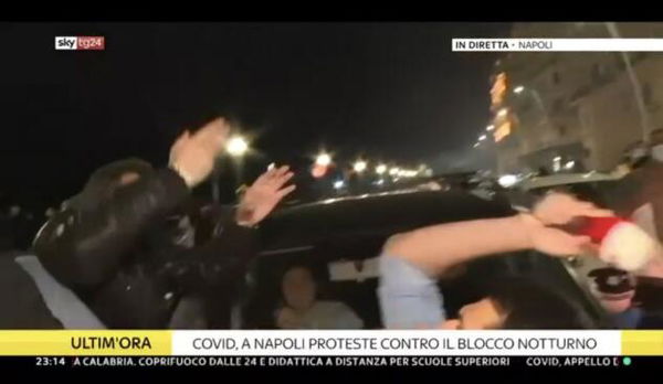 Il giornalista di SkyTg24 aggredito durante le proteste a Napoli | VIDEO