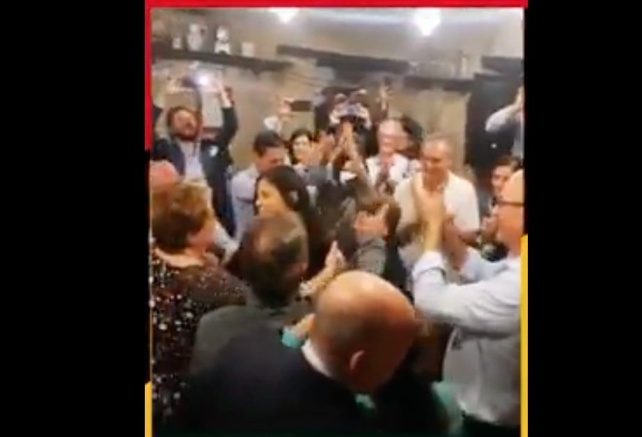 Santelli balla alla festa elettorale, il M5S: «Non rispetta le sue ordinanze» article-post