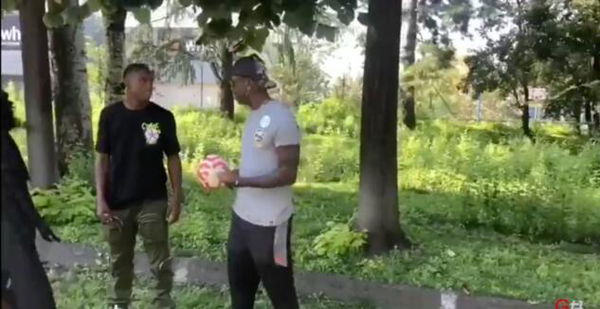 Balotelli ed Enock: le ultime immagini insieme prima dell’ingresso nella casa del GFVip | VIDEO