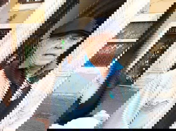 Enrico Montesano e i poliziotti a Montecitorio: «Dpcm inferiore alla legge, non respiro con la mascherina» | VIDEO