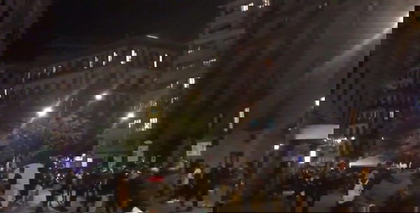 Da Piazza Plebiscito alla sede della Regione Campania: migliaia di persone in piazza