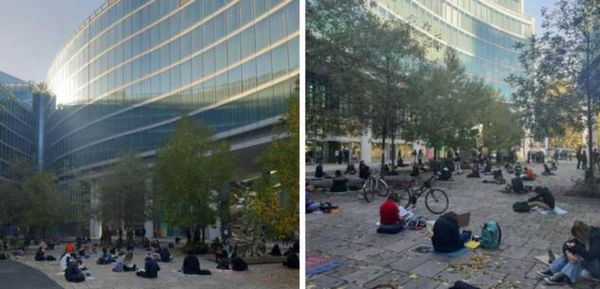 La protesta degli studenti del liceo Volta di Milano che studiano sotto la sede della Regione Lombardia