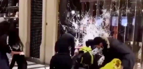 La storia del giovane di Torino individuato per aver pubblicato sui social le foto delle borse rubate da Gucci