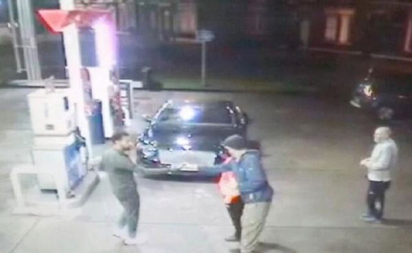 Mohamed Salah difende un senzatetto dall’aggressione di alcuni giovani