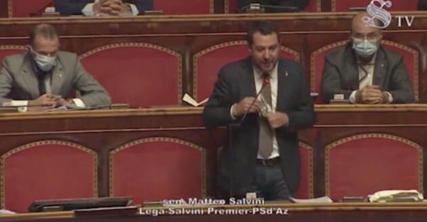 Salvini si toglie la mascherina al Senato e viene richiamato: «Io me la rimetto, voi dovreste vergognarvi»