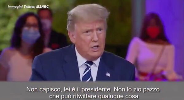 La faccia di Trump mentre fa una figuraccia a livello mondiale sulle fake news condivise sui social | VIDEO