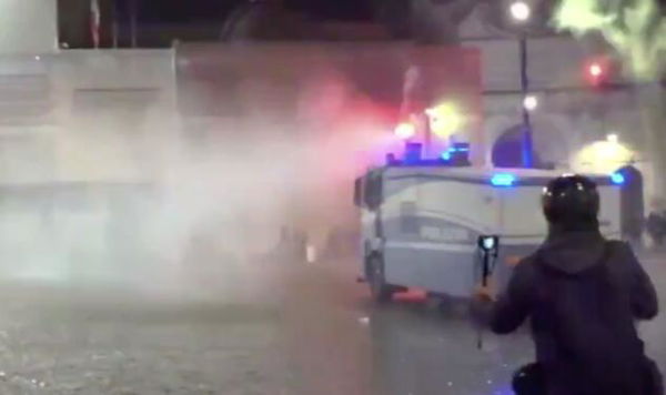 Tensioni durante la manifestazione di Piazza del Popolo a Roma | VIDEO