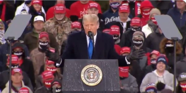 Battuta shock di Trump su Biden: “Dopo tre settimane gli sparano”