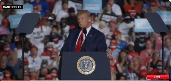 Trump torna in pubblico: “Sto benissimo, vi bacerei tutti”