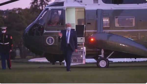 Tragico show di Trump alla Casa Bianca: “Non abbiate paura del virus”