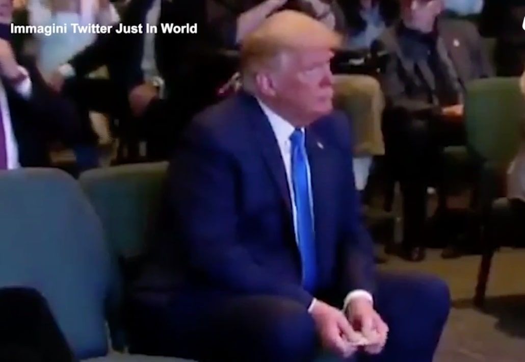 Donald Trump conta banconote prima di fare l’offerta in chiesa article-post