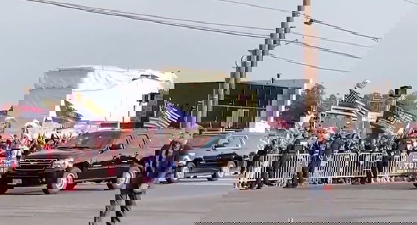 Trump esce dall’ospedale per un giretto elettorale in suv