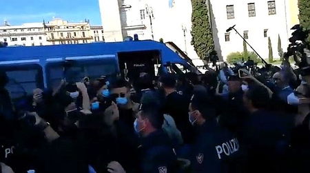 Marcia della Liberazione, insulti ai giornalisti mentre dal palco chiedono di mettere la mascherina | VIDEO article-post