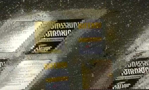 Gli adesivi di estrema destra davanti alle pietre d’inciampo a Torino