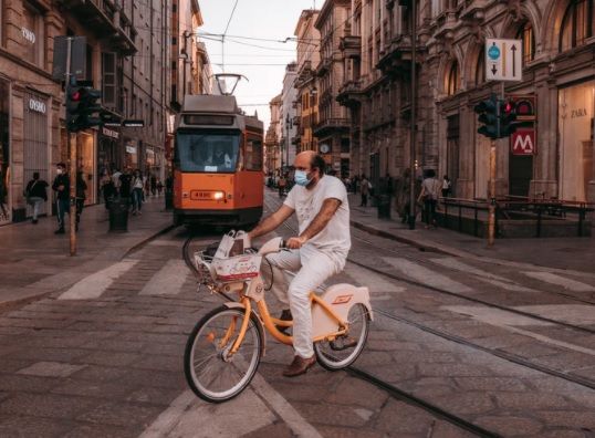 Milano, l’Ats dice che non riesce più a tracciare i contagi: «State a casa anche senza chiamata»