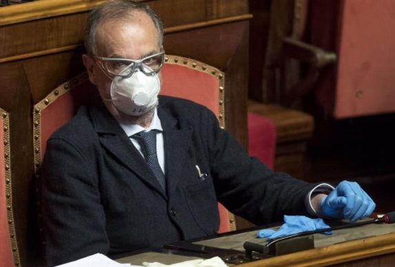 Calderoli e l’appello a indossare la mascherina: «Salvini ha avuto oscillazioni, ma ora la mette sempre»