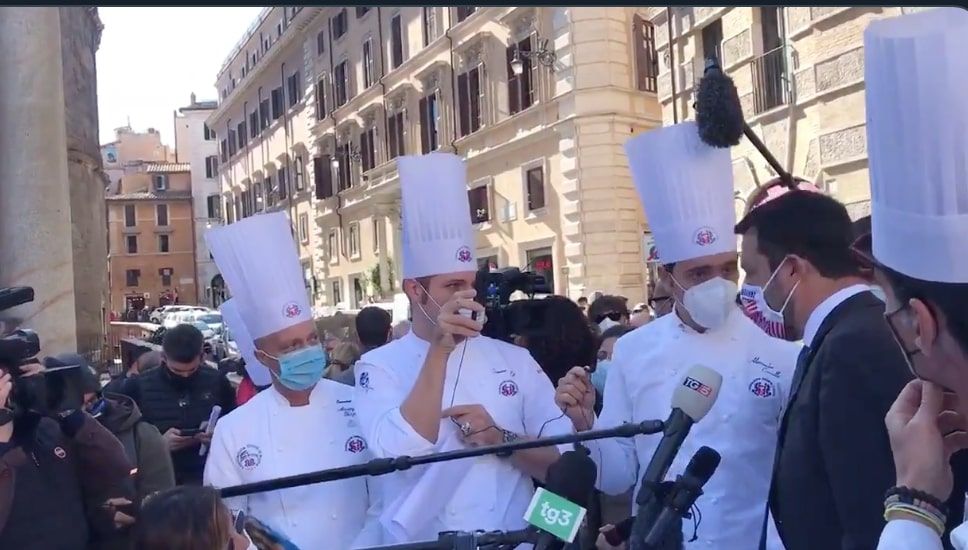 I cori contro Salvini da parte dei ristoratori che manifestavano a Roma article-post