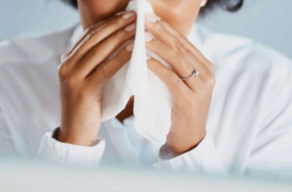 La ricerca che spiega perché il Covid resta attivo sulla pelle più del virus influenzale