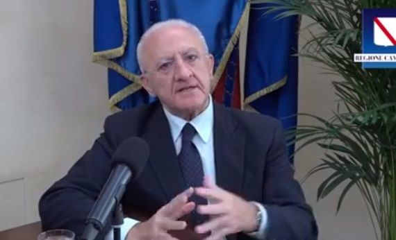 L’accusa di De Luca a giornalisti: «Campania aggredita dai media»