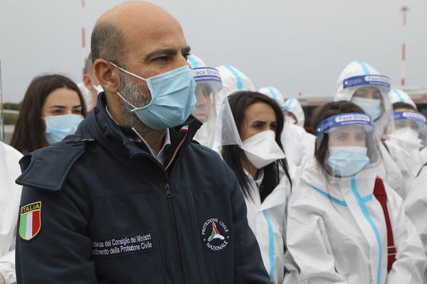 Nell’Italia dei 3600 contagi in 24 ore è assurdo twittare #DittaturaSanitaria