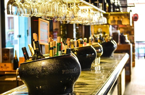 Come i bar si prendono gioco del Dpcm riaprendo 15 minuti dopo mezzanotte