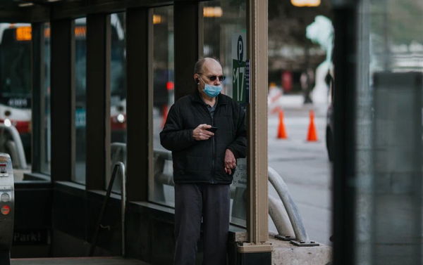 L’età media delle persone positive al Covid è in lieve crescita