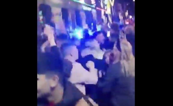 Liverpool, col 93% dei posti in intensiva occupati si festeggia in piazza l’ultima sera dei pub aperti