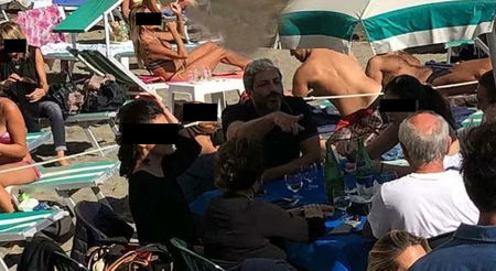 La giustificazione di Roberto Fico per il pranzo in spiaggia tra i bagnanti senza mascherina article-post