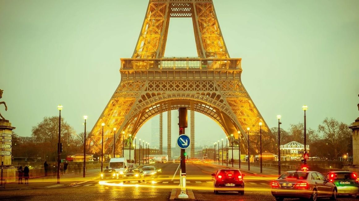 Massima allerta a Parigi: da domani bar chiusi e capienza ristoranti rivista article-post