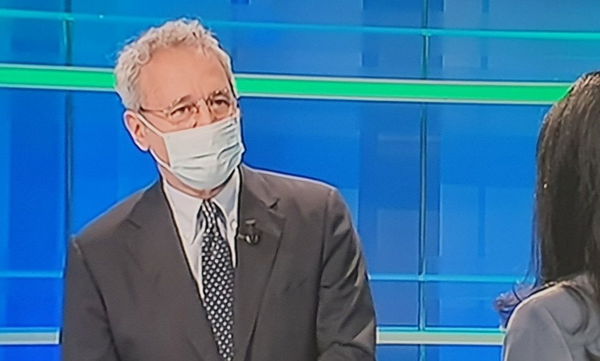 Mentana intervista Azzolina indossando la mascherina, l’accusa dei social: «Servo del governo»