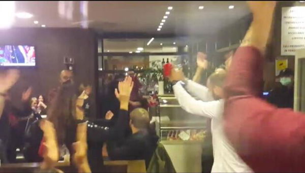 Le 90 persone nel ristorante di Pesaro che hanno continuato a mangiare nonostante l’arrivo della polizia