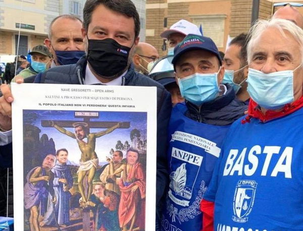Salvini come Ferragni: il leader della Lega è Gesù nella Crocifissione di Perugino e Signorelli