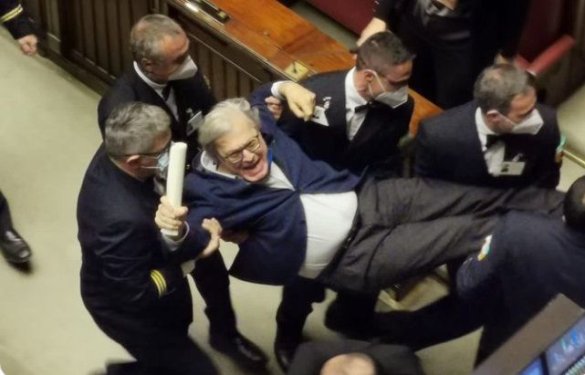 Per la rubrica Sgarbi quotidiani: anche oggi portato fuori di peso dall’aula article-post