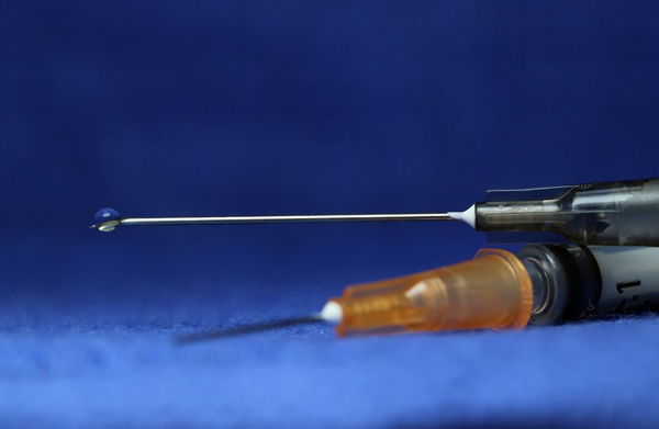 Vaccino Johnson&Johnson, un volontario si sente male e la sperimentazione viene sospesa