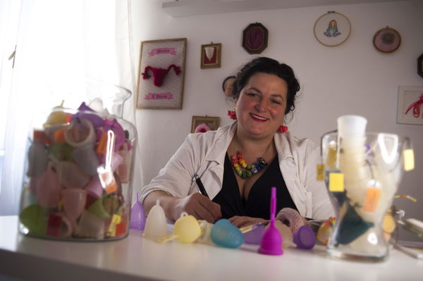 La scuola non autorizza l’intervento della “divulvatrice” Violeta Benini: quando il ban non è solo sui social