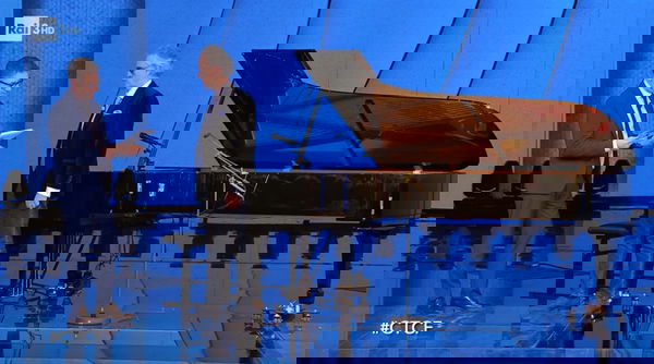 Bocelli da Fazio dice che le sue parole sul Covid erano «messaggio di ottimismo e speranza», ma nessuno gliele ricorda