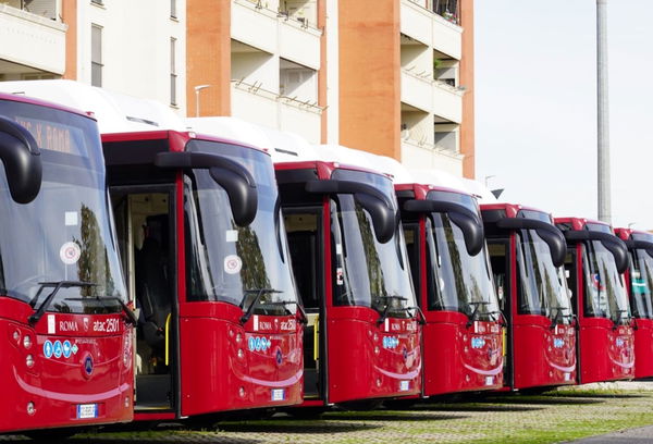 Virginia Raggi annuncia: «Da lunedì trasporto pubblico potenziato con bus turistici»