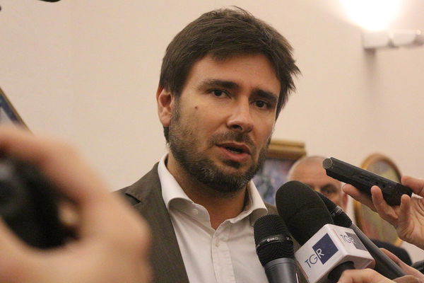 Di Battista racconta l’illusione della democrazia diretta e la genuflessione davanti ai padroni