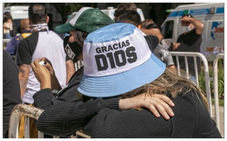 Folla e disordini al funerale di Maradona, e gli addetti funebri si fanno la foto con la salma article-post